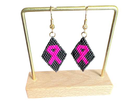 BOUCLE EN PERLE RÉGLABLE SUPPORT DORÉ LUTTE CANCER