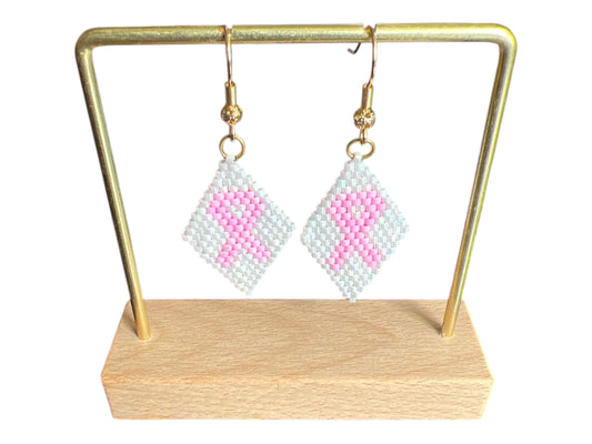 BOUCLE EN PERLE RÉGLABLE SUPPORT DORÉ LUTTE CANCER